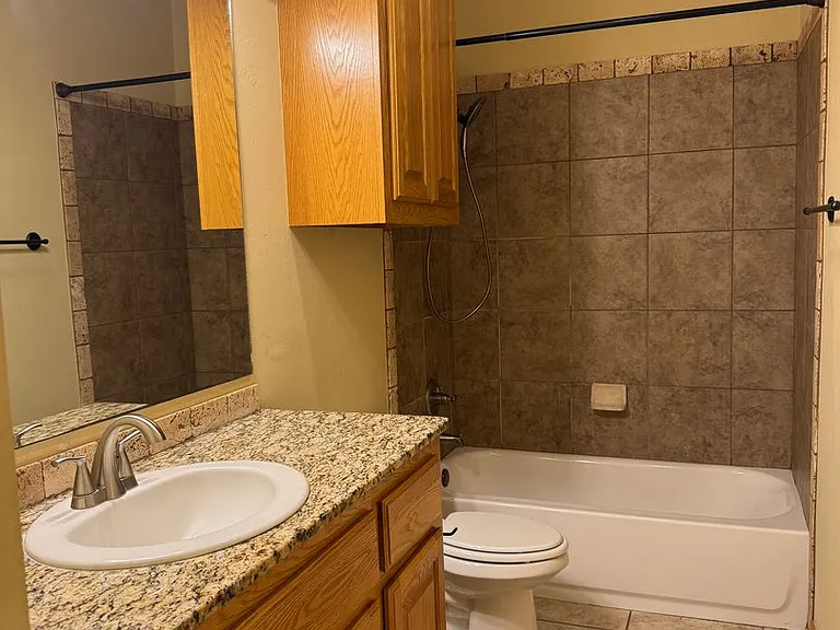 915 SW 80th St — Photo 37