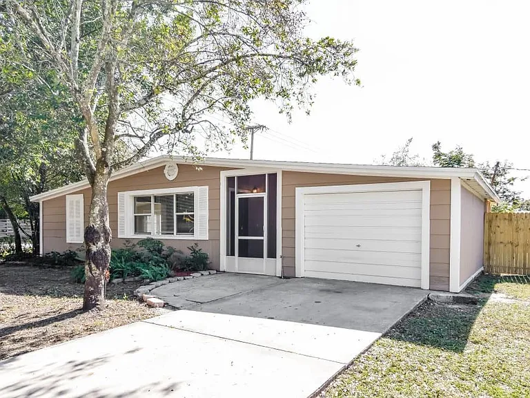 512 Sutton Pl — Photo 1