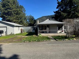 1551 Apple Ln, Grants Pass, OR 97527