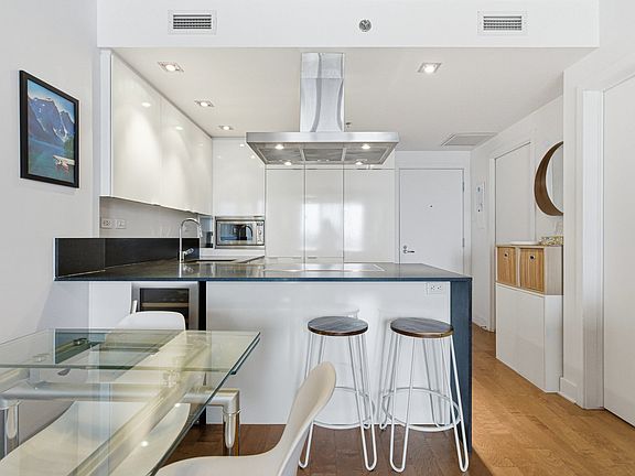5th image of 705 Rue William #1006