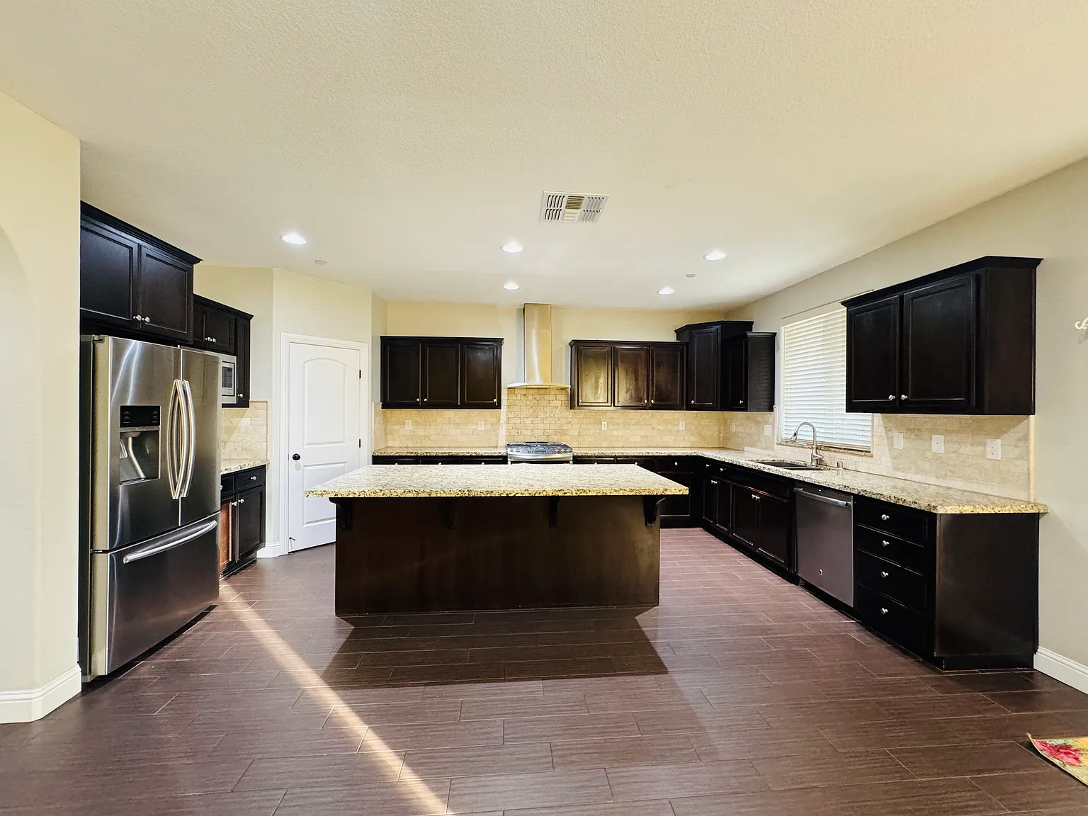 5 bed, 3400 sqft, $3,500 — Photo 2