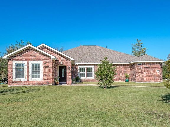 This home is bricked on all 4 sides and features beautiful stone surrounding the windows for added architectural detail.