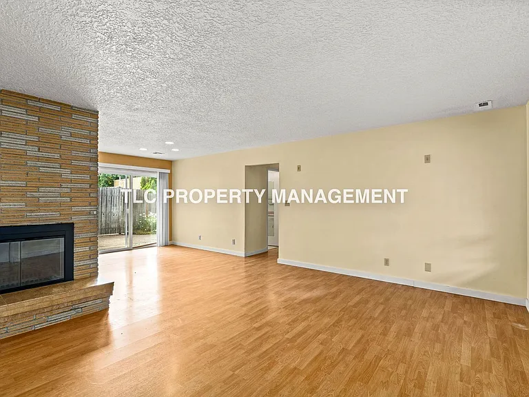 2199 Devos St — Photo 7