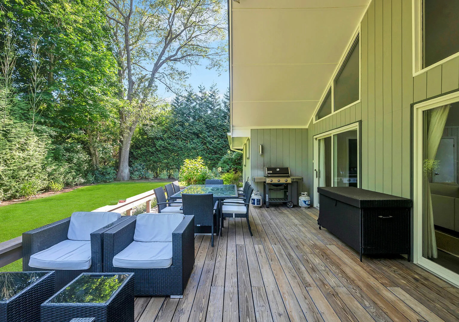 Shingled home, beautiful landscaping and nature, private pool — Photo 3