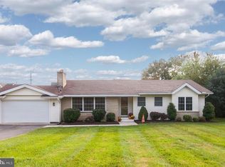 13511 Cambridge Dr, Hagerstown, MD 21742