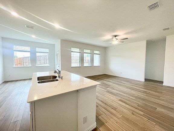 5th image of 807 Blackhawk Dr