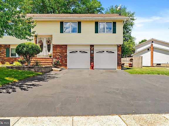 3rd image of 8 Quaint Ln