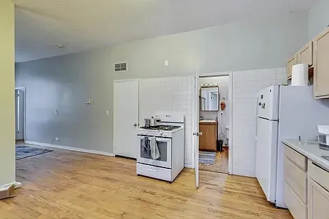 Building Photo - 2028 W Armitage Ave #2R
