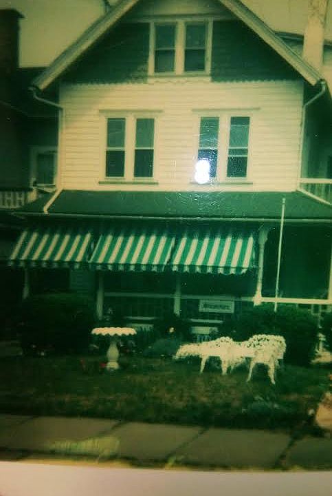 4 Bdrm, 5 houses from beach