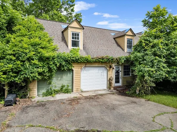 7418 Dent Dr, Radford, VA 24141