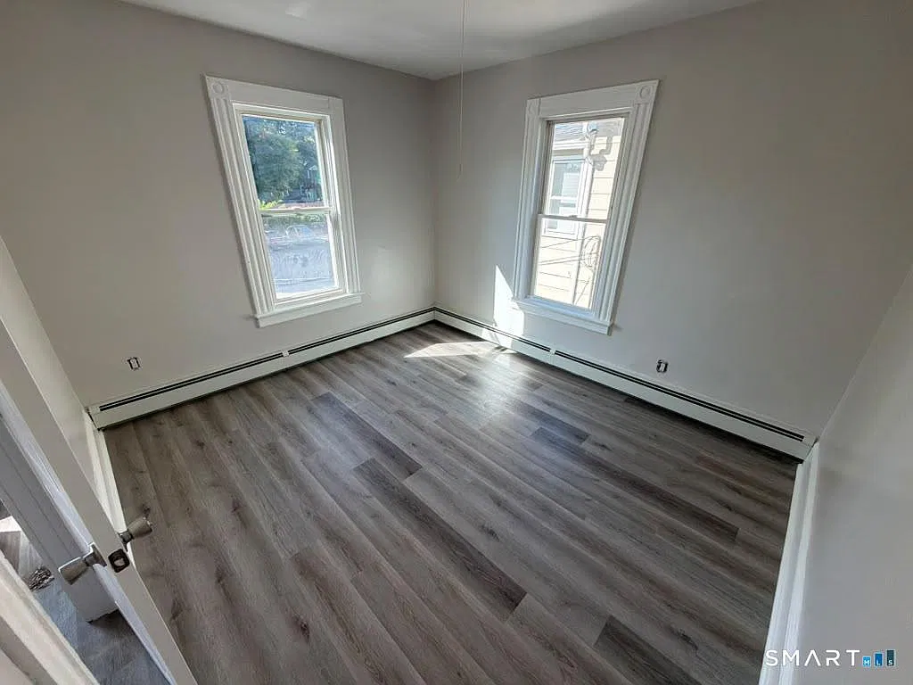 3 bed, 1.0 bath, 2498 sqft, $1,950 — Photo 3