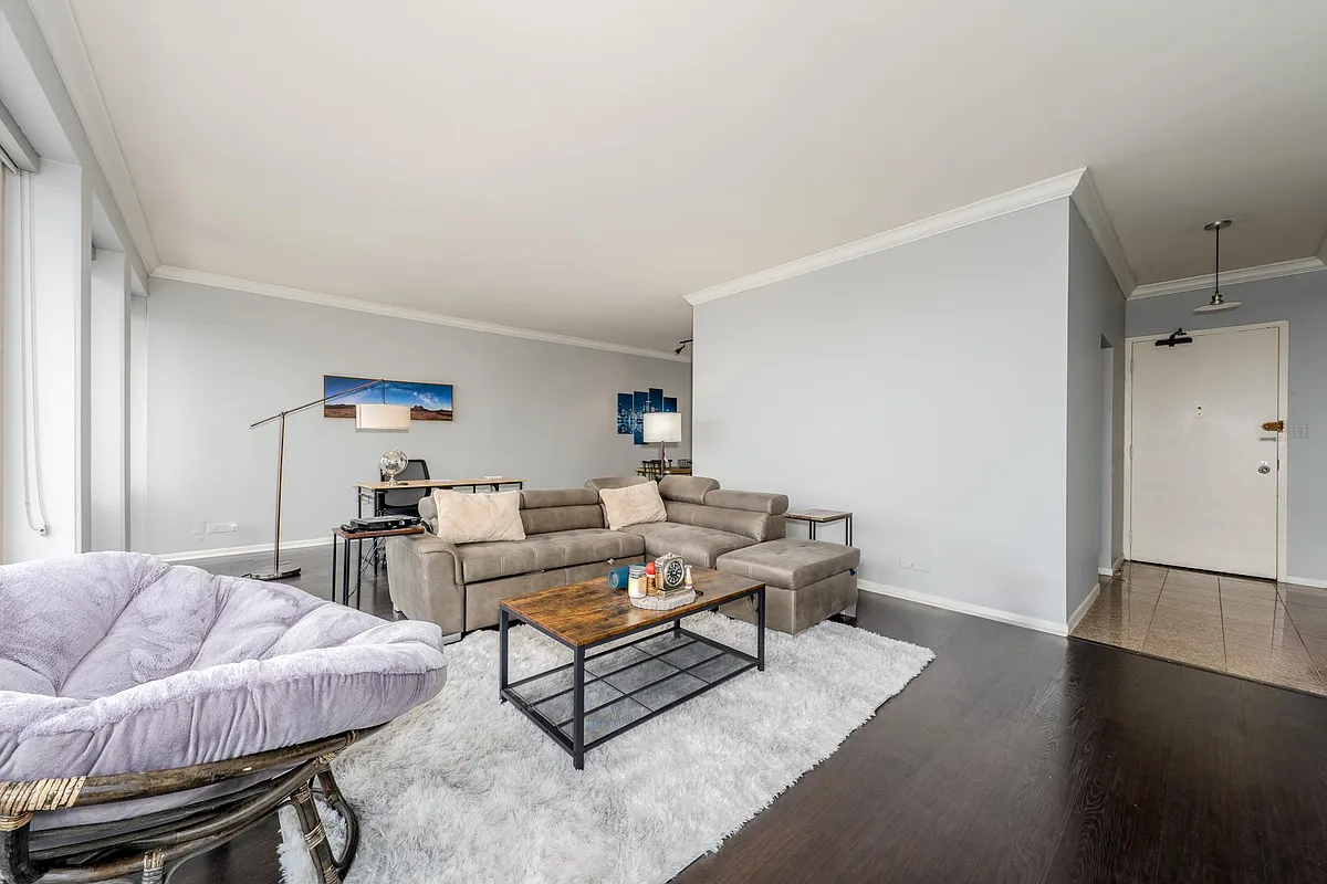 Building Photo - 111 E Chestnut St #57G