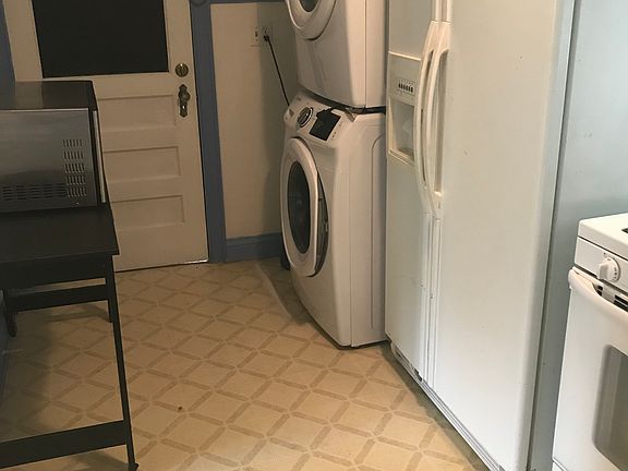 4th image of 303 E 4th St