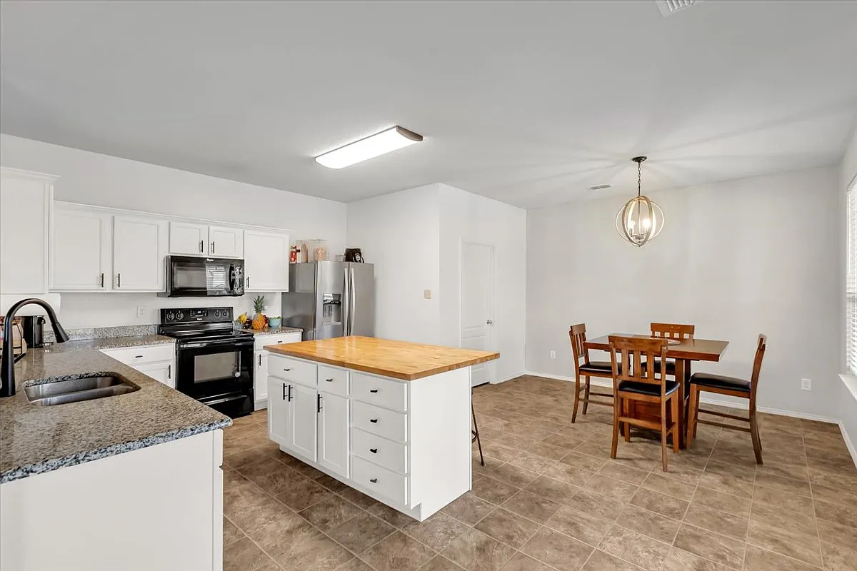 4 bed, 2372 sqft, $2,700 — Photo 3
