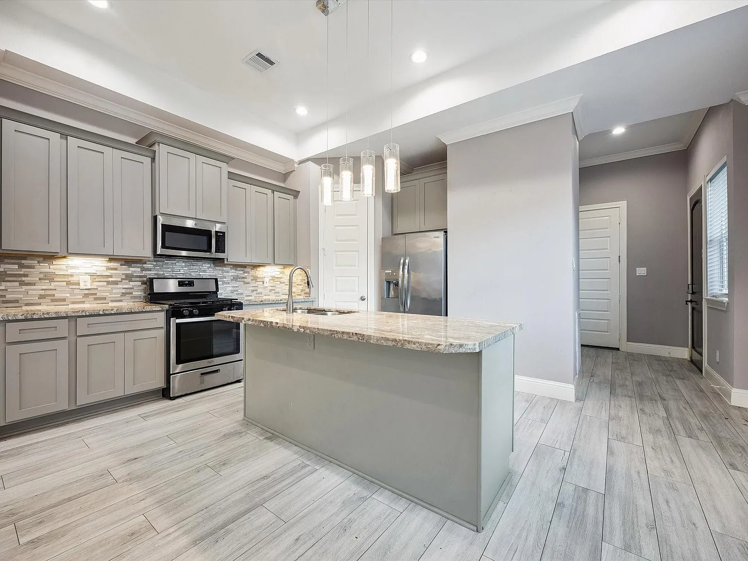 4 bed, 5.0 bath, 2348 sqft, $2,900 — Photo 4