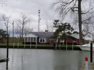 9545 Robinwood Dr, Oak Harbor, OH 43449