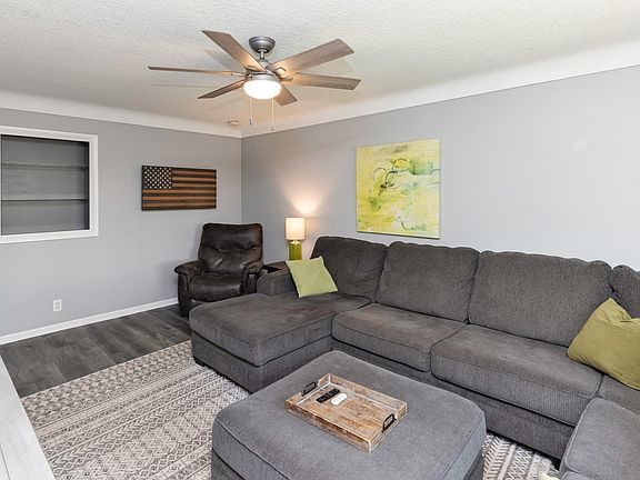 4th image of 814 SE Oak Dr