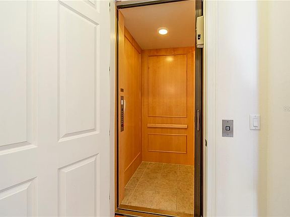 3rd image of 12 Jefferson Ct S