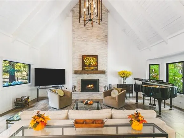 27943 Penninsula Dr, Lake Arrowhead, CA 92352