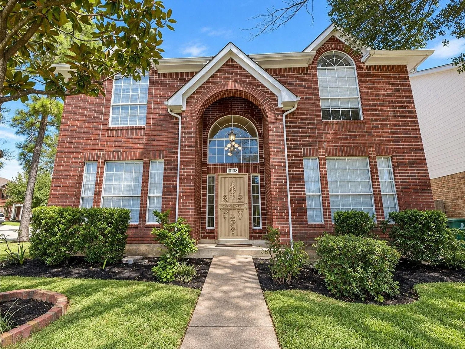 5 bed, 2.5 bath, 2924 sqft, $2,500 — Photo 1