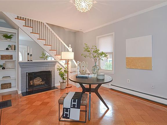 4th image of 129 Wilson Ave E