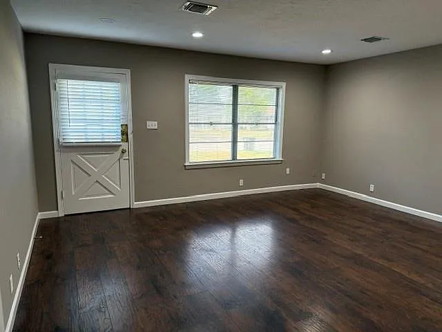 3 bed, 2.0 bath, 1102 sqft, $1,250 — Photo 3