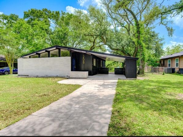 208 Palm Ln, Lake Jackson, TX 77566