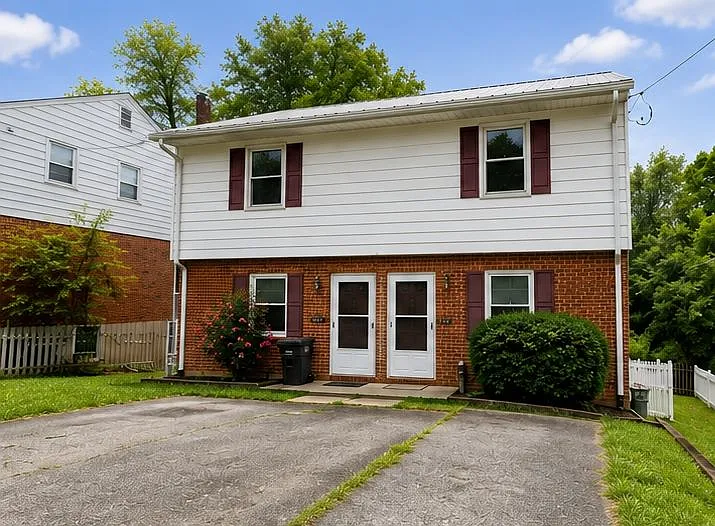 2 bed, 1.0 bath, 900 sqft, $1,100 — Photo 1