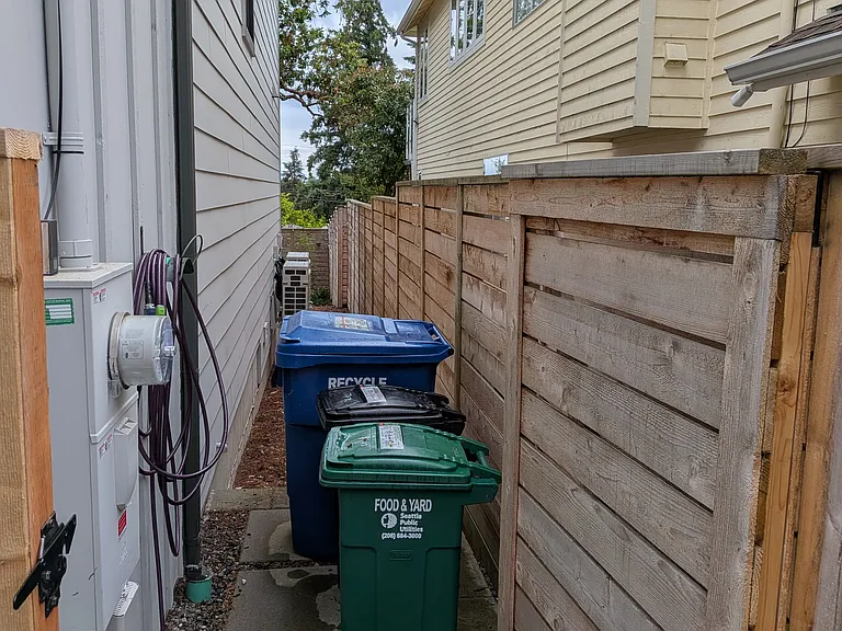 31st Ave NE — Photo 40