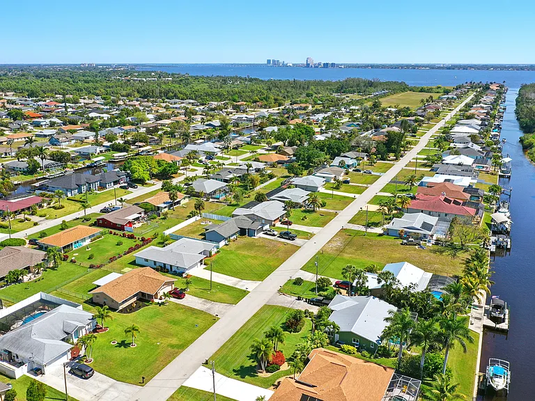 2039 Coral Point Dr — Photo 2