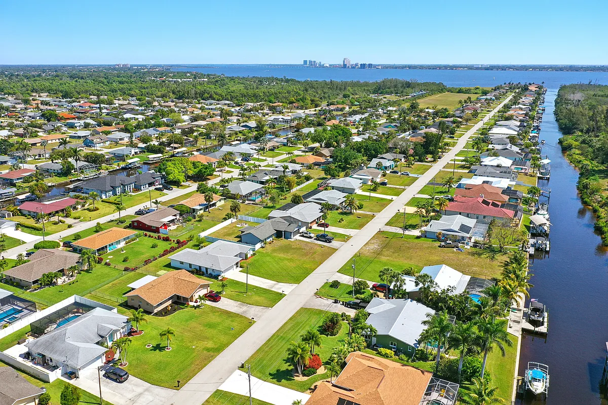 Building Photo - 2039 Coral Point Dr