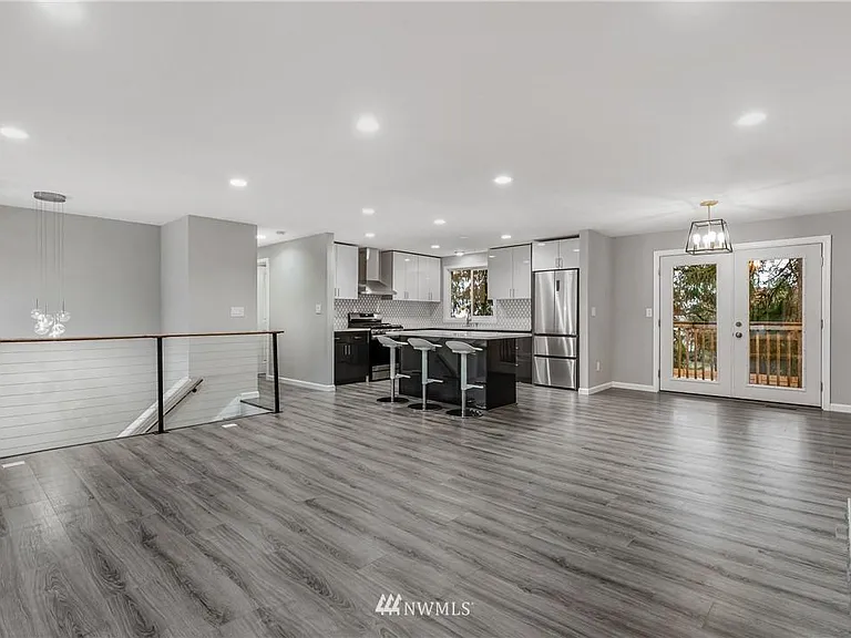 1034 Newport Ct NE — Photo 2
