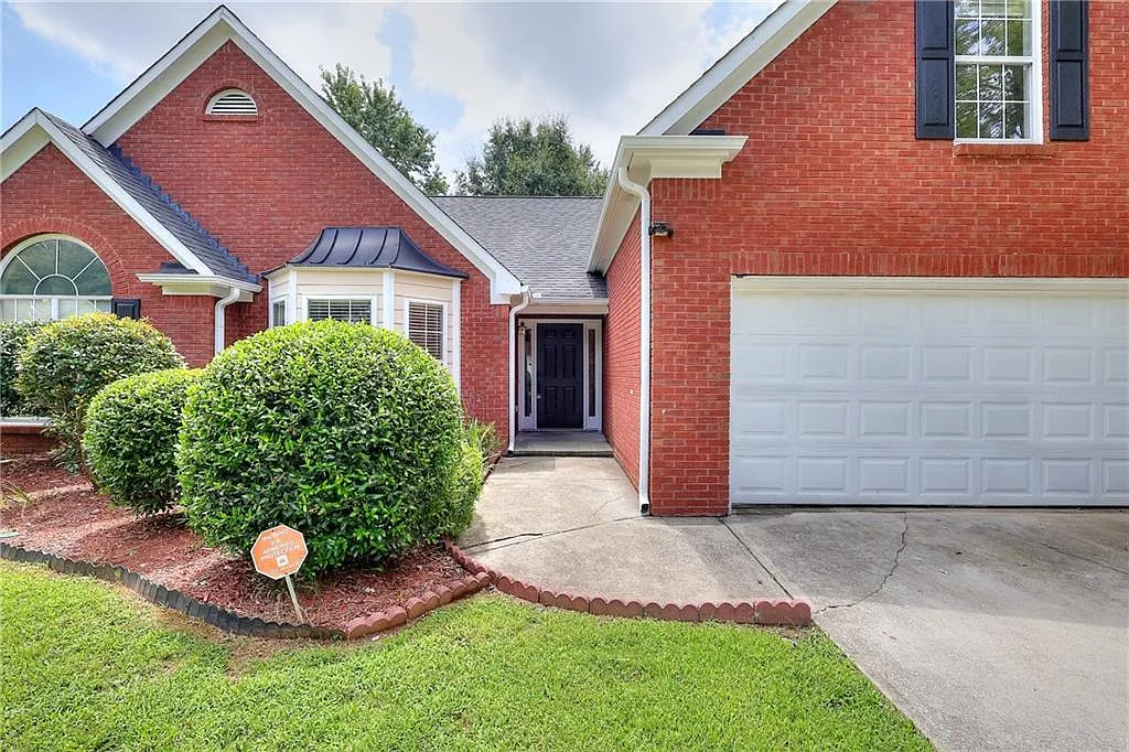 4 bed, 2.0 bath, 2356 sqft, $2,800 — Photo 3