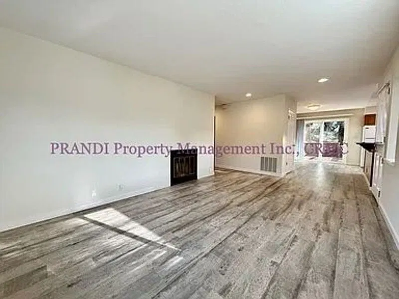 2 bed, 1.0 bath, 1250 sqft, $4,200 — Photo 2
