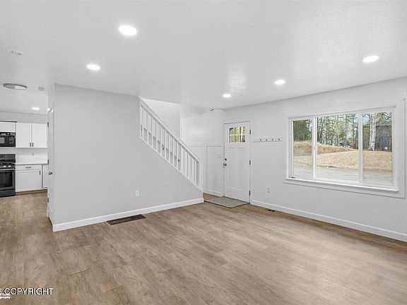 5th image of 727 N Day Rd