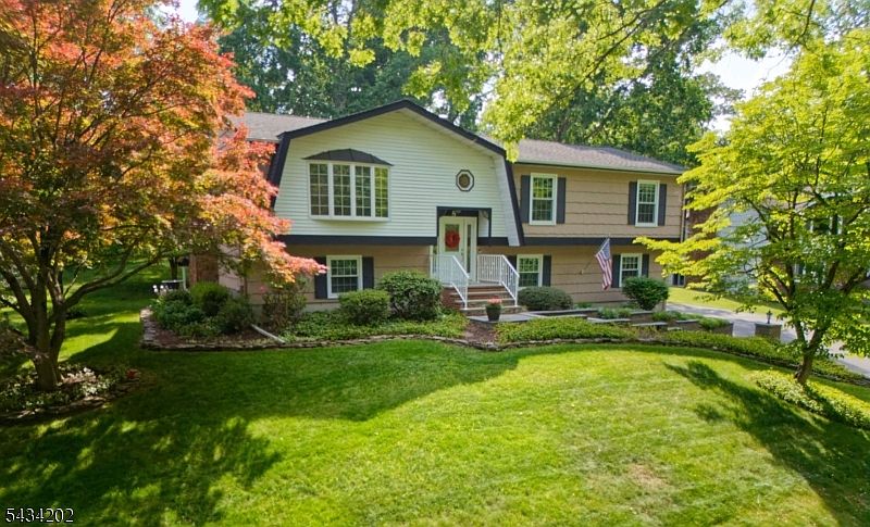1st image of 8 Edward Cir