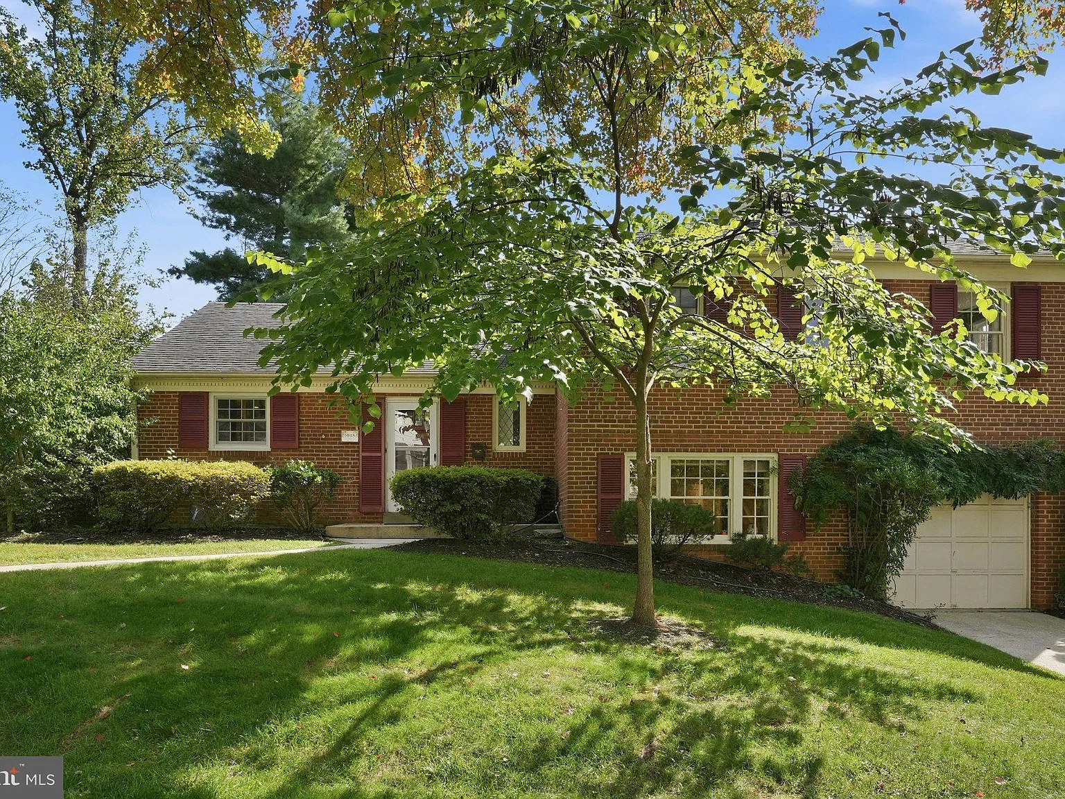 4 bed, 3.0 bath, 2521 sqft, $5,995 — Photo 2