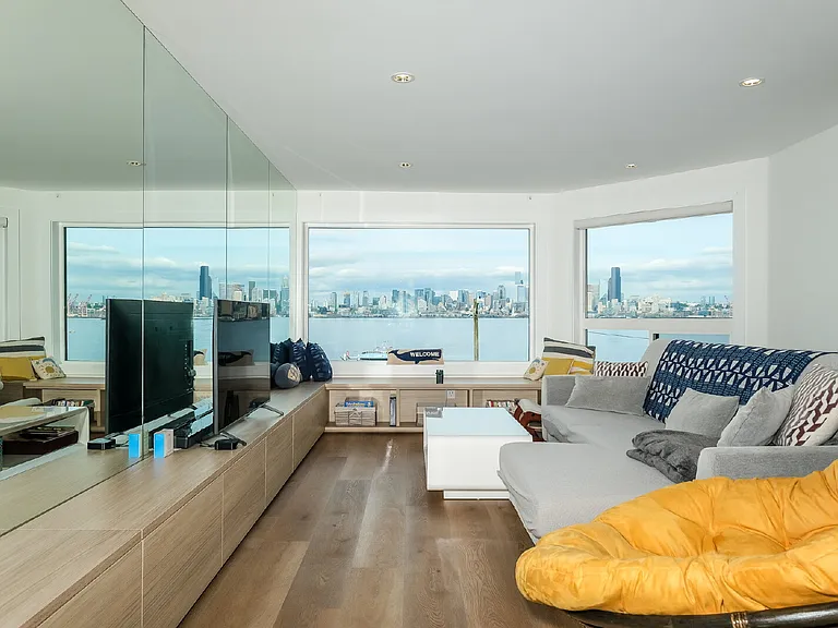 1639 Harbor Ave SW #301 — Photo 2
