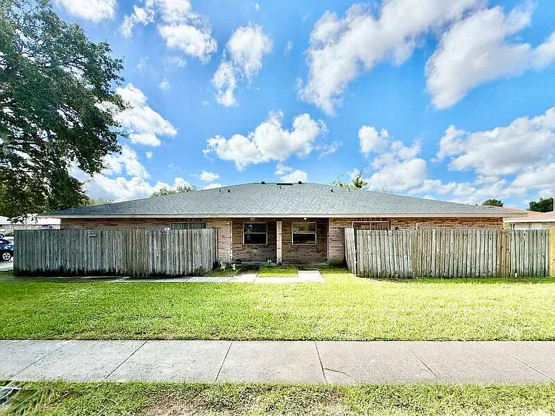 2 bed, 2.0 bath, 915 sqft, $1,550 — Photo 2