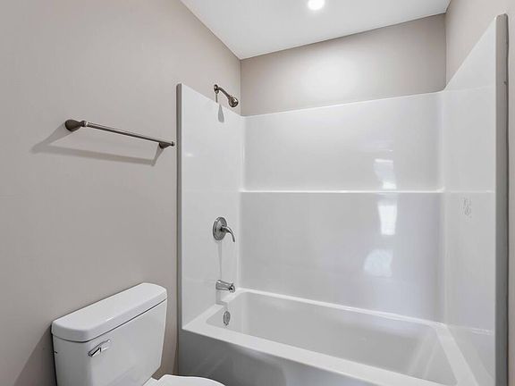 4th image of 2473 Broadmoor Dr