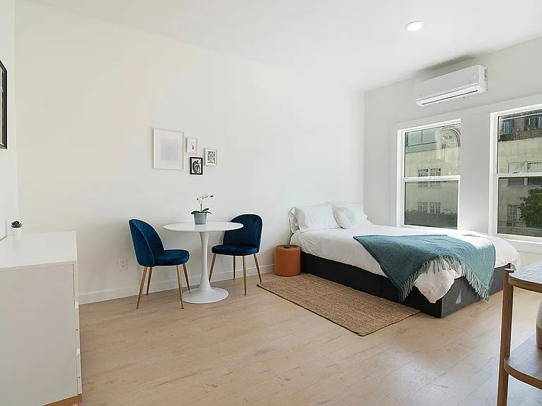 8th Street Studios Near Downtown Los Angeles Move-In Special — Photo 28