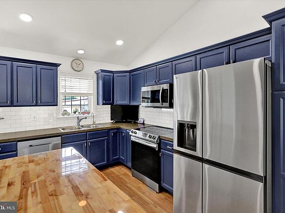 4th image of 2417 Mifflin St