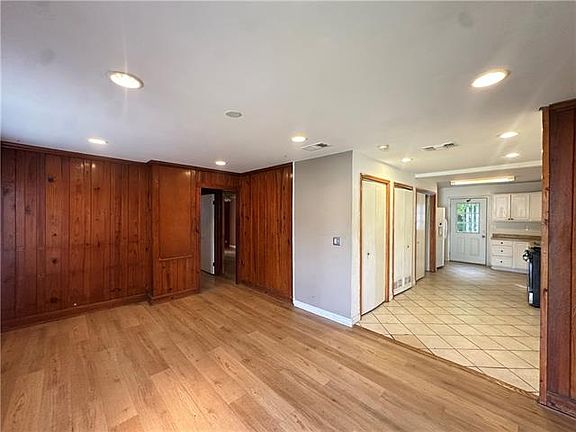 3rd image of 310 Huntlee Dr