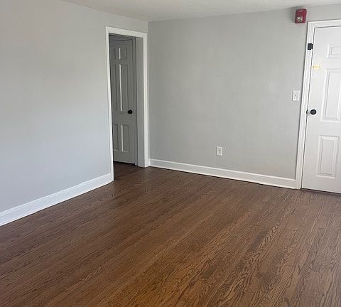 2nd image of 106 McLaren St #106