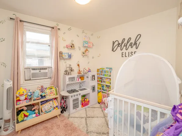 25-02 Crescent Street image 9 of 12