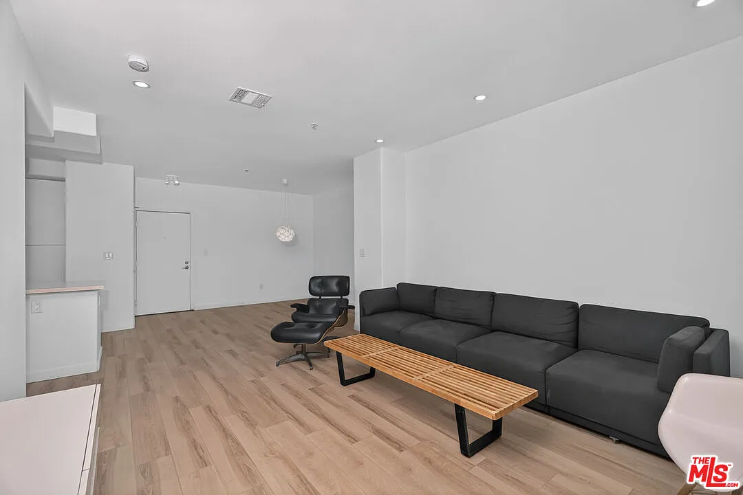 2 bed, 2.0 bath, 1160 sqft, $3,000 — Photo 4