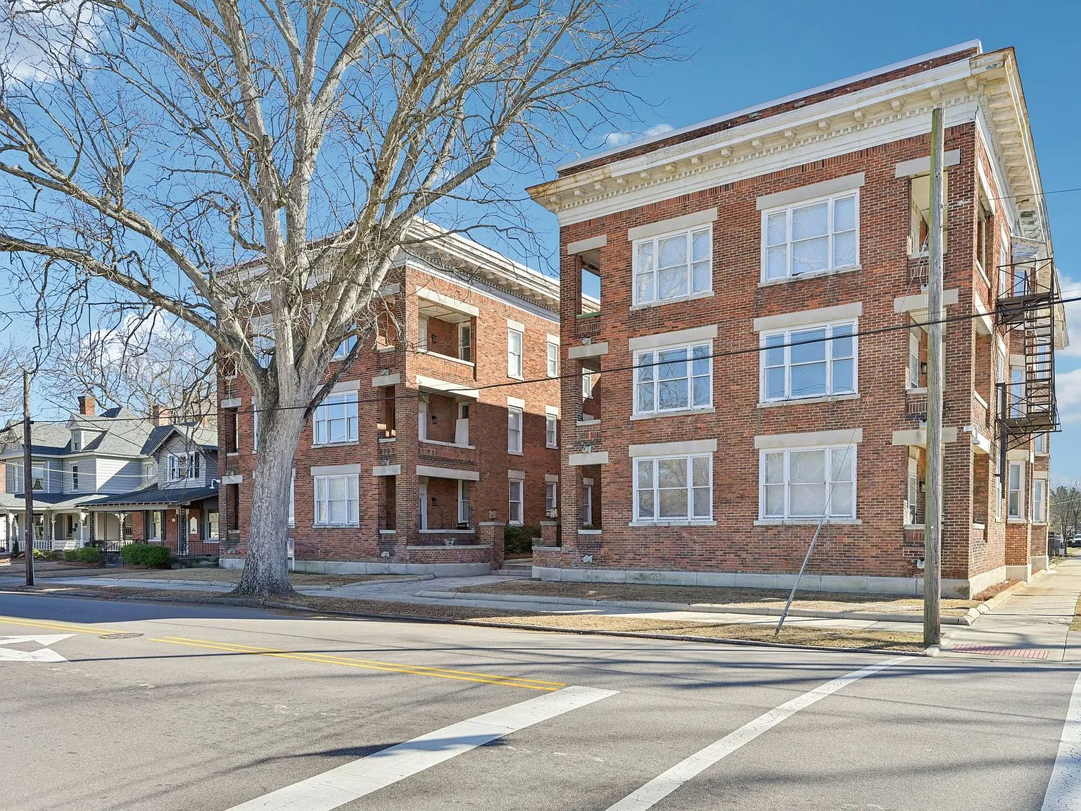 Historic Colonial Square — Photo 2