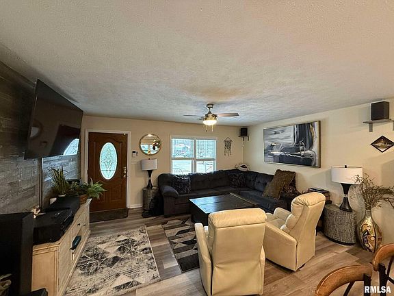 3rd image of 615 Valmar Dr