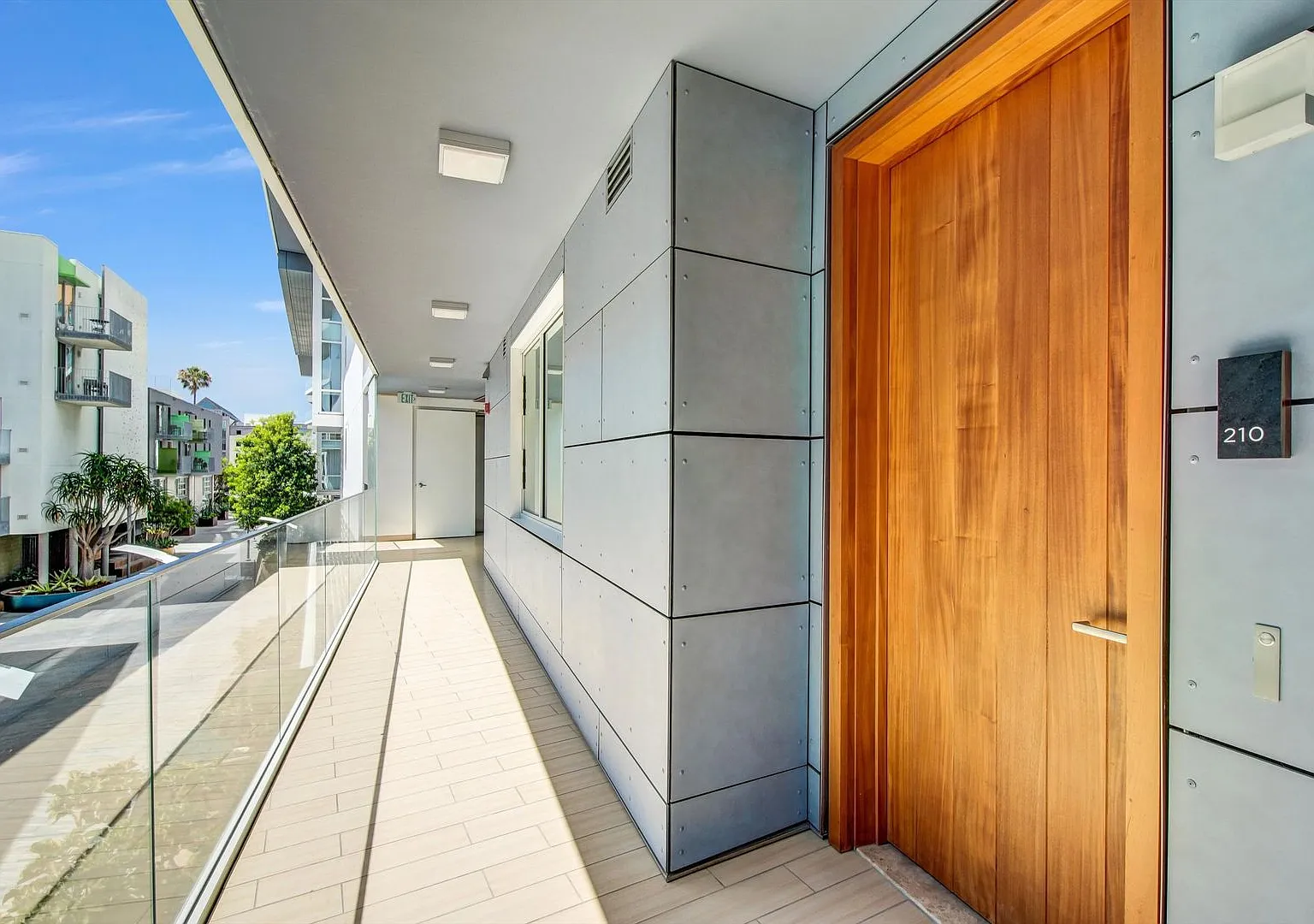 Oceanview Luxurious Chic Condo for High Quality Lifestyle — Photo 4