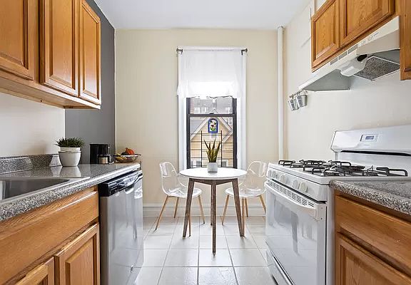 5th image of 80 Winthrop St APT A3